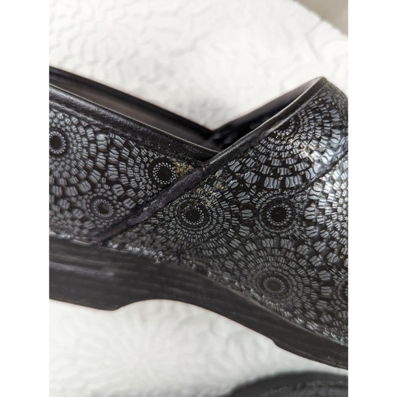 DANSKO! SILVER GEOMETRIC STARBURST ON BLACK COMFORT CLOGS! SZ 8.5 - Picture 8 of 10